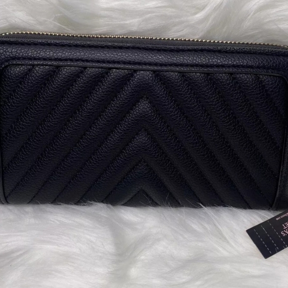 Victoria's Secret Wallet Brand New Black Chevron Quilted zip around - Picture 3 of 3
